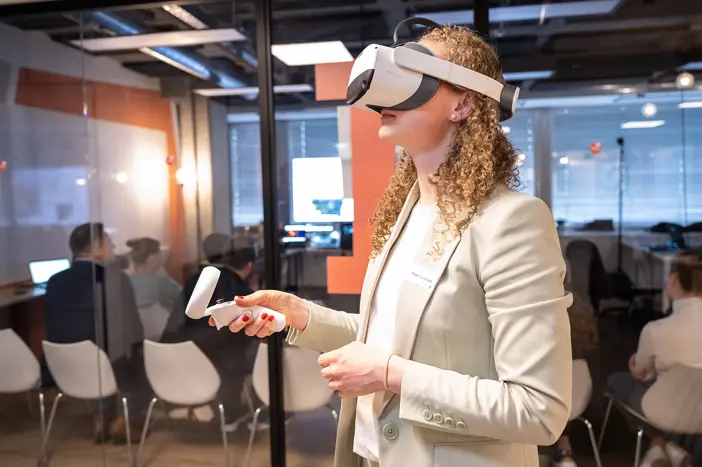 Florentine Gruber mit VR-Brille bei einem Event.